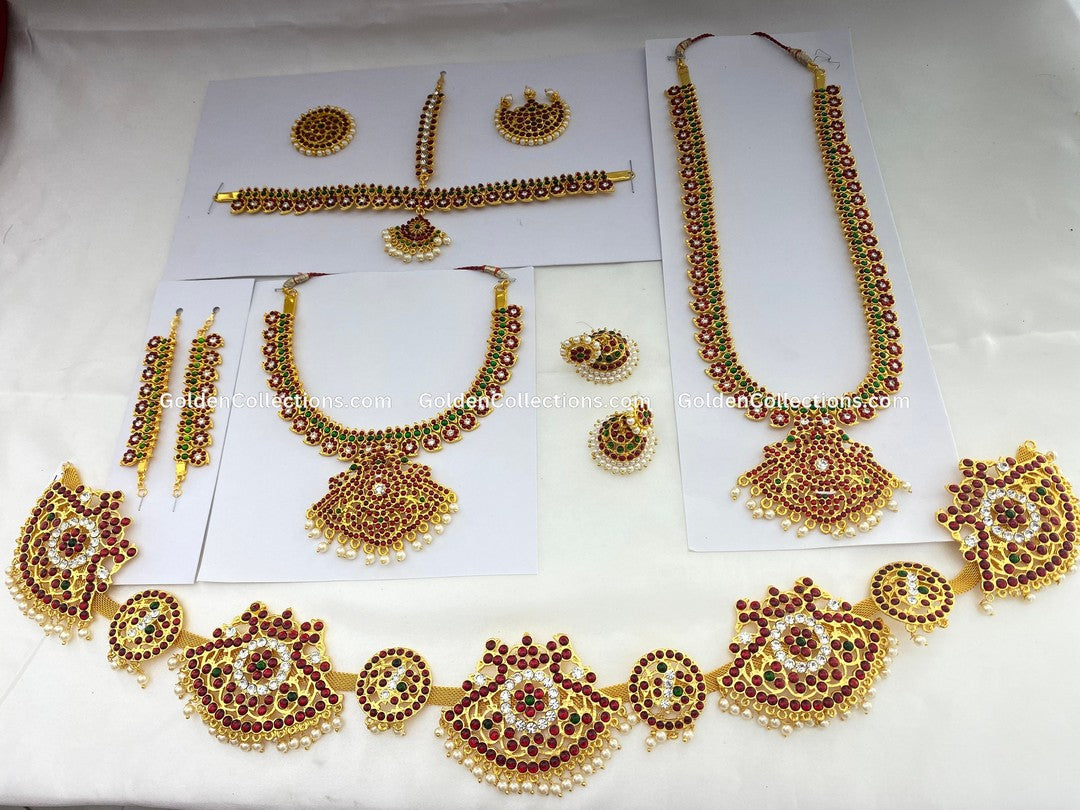 Traditional Bharatanatyam jewelry set with temple-style Kemp stones
Full Kuchipudi dance jewelry set with Oddiyanam and Maang Tikka