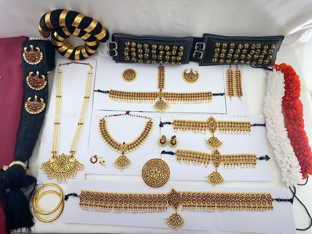 Traditional Bharatanatyam jewelry set with temple-style Kemp stones
Full Kuchipudi dance jewelry set with Oddiyanam and Maang Tikka
