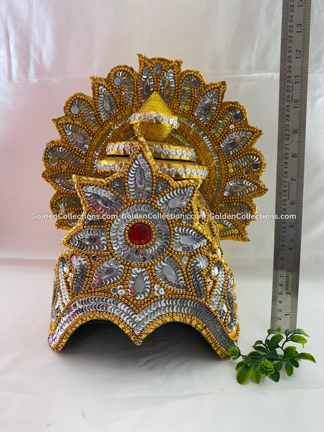 Mukut adorned with dazzling stones - GoldenCollections 2