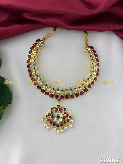 Bharatanatyam Kemp Addigai short necklace with pearls and temple jewellery design