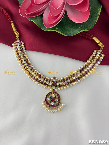 Bharatanatyam Kemp pearl short necklace with round pendant and stones