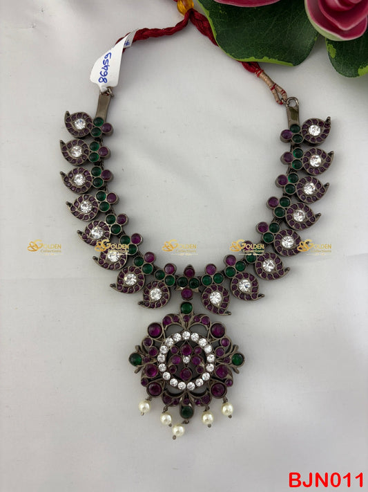 Bharatanatyam Mango Short Necklace with Round Floral Pendant – Black Kemp Temple Jewellery with Red, Green Stones and Pearls
